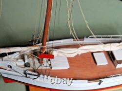 Modèle de voilier commercial Skipjack de la baie de Chesapeake, construit à la main en art populaire vintage