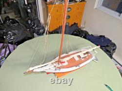 Modèle de voilier commercial Skipjack de la baie de Chesapeake, construit à la main en art populaire vintage