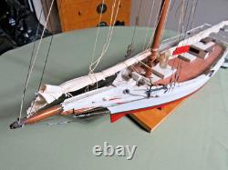 Modèle de voilier commercial Skipjack de la baie de Chesapeake, construit à la main en art populaire vintage