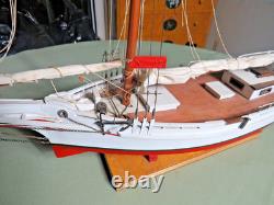 Modèle de voilier commercial Skipjack de la baie de Chesapeake, construit à la main en art populaire vintage