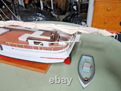 Modèle de voilier commercial Skipjack de la baie de Chesapeake, construit à la main en art populaire vintage