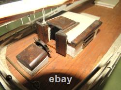 Modèle de voilier commercial Skipjack de la baie de Chesapeake, construit à la main en art populaire vintage