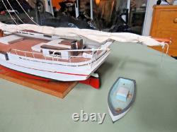 Modèle de voilier commercial Skipjack de la baie de Chesapeake, construit à la main en art populaire vintage