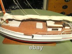 Modèle de voilier commercial Skipjack de la baie de Chesapeake, construit à la main en art populaire vintage