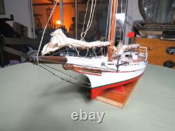 Modèle de voilier commercial Skipjack de la baie de Chesapeake, construit à la main en art populaire vintage
