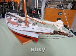 Modèle de voilier commercial Skipjack de la baie de Chesapeake, construit à la main en art populaire vintage