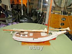 Modèle de voilier commercial Skipjack de la baie de Chesapeake, construit à la main en art populaire vintage