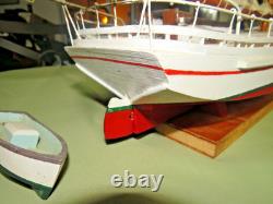 Modèle de voilier commercial Skipjack de la baie de Chesapeake, construit à la main en art populaire vintage