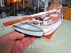 Modèle de voilier commercial Skipjack de la baie de Chesapeake, construit à la main en art populaire vintage