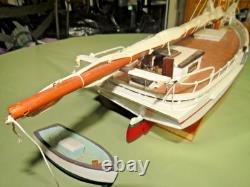 Modèle de voilier commercial Skipjack de la baie de Chesapeake, construit à la main en art populaire vintage