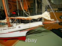 Modèle de voilier commercial Skipjack de la baie de Chesapeake, construit à la main en art populaire vintage