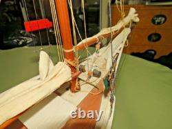 Modèle de voilier commercial Skipjack de la baie de Chesapeake, construit à la main en art populaire vintage