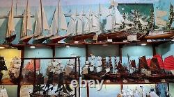 Modèle de yacht en bois fait à la main 'Columbia Pond' pour la décoration de la maison et l'exposition dans une pièce
