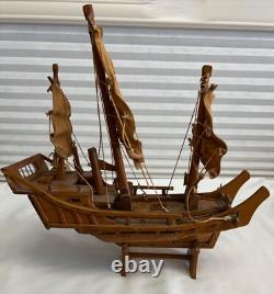 Modèle en bois ancien fait à la main d'un bateau junk chinois acheté en 1952