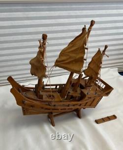 Modèle en bois ancien fait à la main d'un bateau junk chinois acheté en 1952