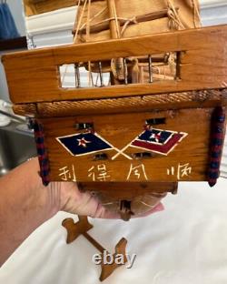 Modèle en bois ancien fait à la main d'un bateau junk chinois acheté en 1952