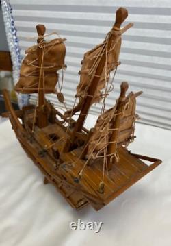 Modèle en bois ancien fait à la main d'un bateau junk chinois acheté en 1952