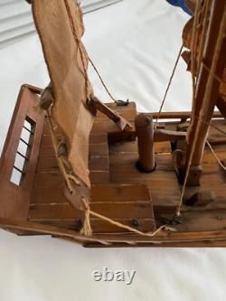 Modèle en bois ancien fait à la main d'un bateau junk chinois acheté en 1952