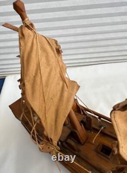 Modèle en bois ancien fait à la main d'un bateau junk chinois acheté en 1952