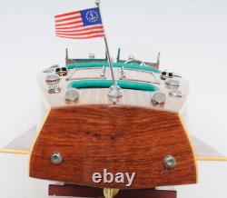 Modèle en bois de bateau de vitesse à triple cockpit Chris Craft avec vitrine de table exposée