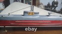 Modèle fait à la main du sous-marin USS PERCH de la Première Guerre mondiale, entièrement en bois dur et avec des accessoires en laiton.