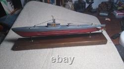Modèle fait à la main du sous-marin USS PERCH de la Première Guerre mondiale, entièrement en bois dur et avec des accessoires en laiton.