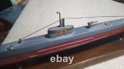 Modèle fait à la main du sous-marin USS PERCH de la Première Guerre mondiale, entièrement en bois dur et avec des accessoires en laiton.