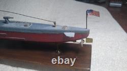 Modèle fait à la main du sous-marin USS PERCH de la Première Guerre mondiale, entièrement en bois dur et avec des accessoires en laiton.