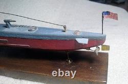 Modèle fait à la main du sous-marin USS PERCH de la Première Guerre mondiale, entièrement en bois dur et avec des accessoires en laiton.