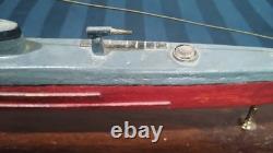 Modèle fait à la main du sous-marin USS PERCH de la Première Guerre mondiale, entièrement en bois dur et avec des accessoires en laiton.
