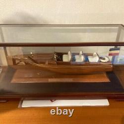 Modèle rare de bateau auto en bois Mercedes-Benz au Centre Classique Mercedes-Benz