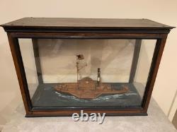 Modèle réduit de bateau à roues à aubes américain antique sous vitrine diorama maritime