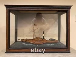 Modèle réduit de bateau à roues à aubes américain antique sous vitrine diorama maritime