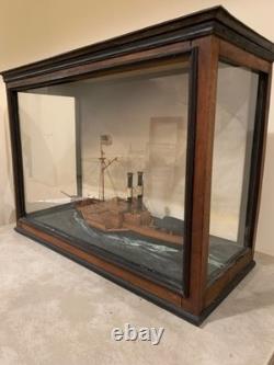 Modèle réduit de bateau à roues à aubes américain antique sous vitrine diorama maritime