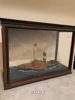 Modèle réduit de bateau à roues à aubes américain antique sous vitrine diorama maritime