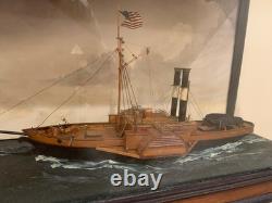 Modèle réduit de bateau à roues à aubes américain antique sous vitrine diorama maritime