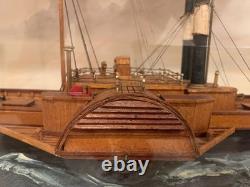 Modèle réduit de bateau à roues à aubes américain antique sous vitrine diorama maritime