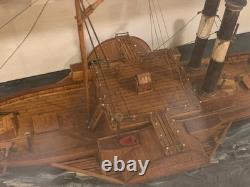 Modèle réduit de bateau à roues à aubes américain antique sous vitrine diorama maritime