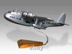 Modèle réduit en bois de bureau de l'hydravion Empire C Class Short S. 23 de Qantas échelle 1/100
