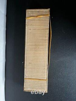 Notre kit de bateau en bois modèle japonais des années 1950 avec Imp Impy 7095 Sailboat vient d'être ouvert.