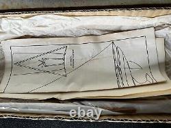 Notre kit de bateau en bois modèle japonais des années 1950 avec Imp Impy 7095 Sailboat vient d'être ouvert.