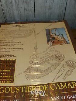 Nouveau, modèle en bois scellé de Soclaine France : Bateau de pêche de Camaret 1927