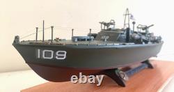 PT-109 DE LA SECONDE GUERRE MONDIALE COMMANDÉ PAR LE LTJG. JOHN KENNEDY - Échelle 1:72 CONSTRUIT PAR UN PROFESSIONNEL AVEC SOCLE EN BOIS
