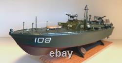 PT-109 DE LA SECONDE GUERRE MONDIALE COMMANDÉ PAR LE LTJG. JOHN KENNEDY - Échelle 1/72, CONSTRUIT PAR UN PROFESSIONNEL AVEC SOCLE EN BOIS