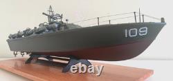 PT-109 DE LA SECONDE GUERRE MONDIALE COMMANDÉ PAR LE LTJG. JOHN KENNEDY - Échelle 1:72 CONSTRUIT PAR UN PROFESSIONNEL AVEC SOCLE EN BOIS