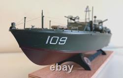 PT-109 DE LA SECONDE GUERRE MONDIALE COMMANDÉ PAR LE LTJG. JOHN KENNEDY - Échelle 1/72, CONSTRUIT PAR UN PROFESSIONNEL AVEC SOCLE EN BOIS