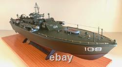 PT-109 DE LA SECONDE GUERRE MONDIALE COMMANDÉ PAR LE LTJG. JOHN KENNEDY - Échelle 1:72 CONSTRUIT PAR UN PROFESSIONNEL AVEC SOCLE EN BOIS