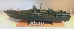 PT-109 DE LA SECONDE GUERRE MONDIALE COMMANDÉ PAR LE LTJG. JOHN KENNEDY - Échelle 1/72, CONSTRUIT PAR UN PROFESSIONNEL AVEC SOCLE EN BOIS