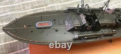 PT-109 DE LA SECONDE GUERRE MONDIALE COMMANDÉ PAR LE LTJG. JOHN KENNEDY - Échelle 1:72 CONSTRUIT PAR UN PROFESSIONNEL AVEC SOCLE EN BOIS
