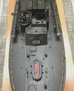PT-109 DE LA SECONDE GUERRE MONDIALE COMMANDÉ PAR LE LTJG. JOHN KENNEDY - Échelle 1:72 CONSTRUIT PAR UN PROFESSIONNEL AVEC SOCLE EN BOIS